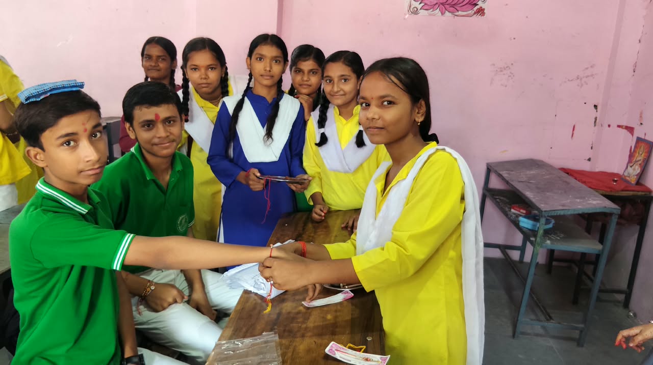 छात्र-छात्राओं द्वारा रक्षा सूत्र बांधने का दृश्य | Rakhi tying by students